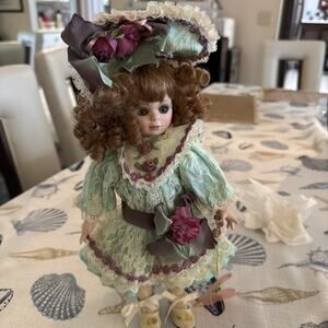 Franklin Heirloom Porcelain Doll Maryse Nicole Treasure Stand Bag